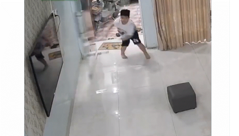Niño rompe puerta de cristal al llegar a casa; video se vuelve viral 89 El pequeño, identificado como Laddu, empujó con fuerza la puerta y provocó que el vidrio se quebrara; por fortuna resultó ileso.