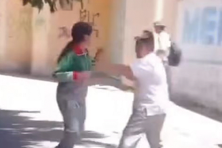 Video: estudiante reta a g0lpe3s a una compañera y termina derribado 92 Un video viral muestra el momento en que un estudiante de secundaria reta a golpes a una compañera en Tlaxcala y termina siendo derribado durante la pelea.