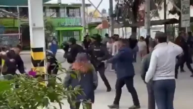 La captura de un docente señalado por presuntos tocamientos contra un alumno provocó enfrentamientos, daños a patrullas, un policía lesionado y bloqueos en la autopista México-Puebla.