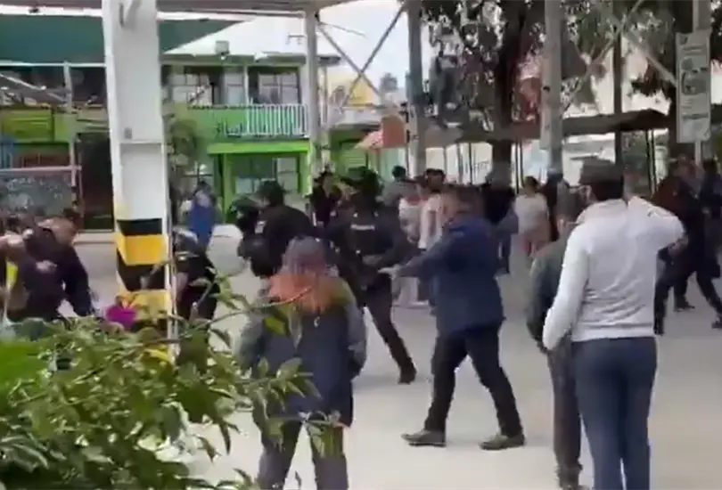 La captura de un docente señalado por presuntos tocamientos contra un alumno provocó enfrentamientos, daños a patrullas, un policía lesionado y bloqueos en la autopista México-Puebla.