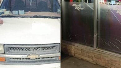 Una camioneta se impactó contra los ventanales de un establecimiento sobre la avenida Manuel J. Clouthier. A pesar de lo aparatoso del accidente, no se reportaron personas lesionadas.