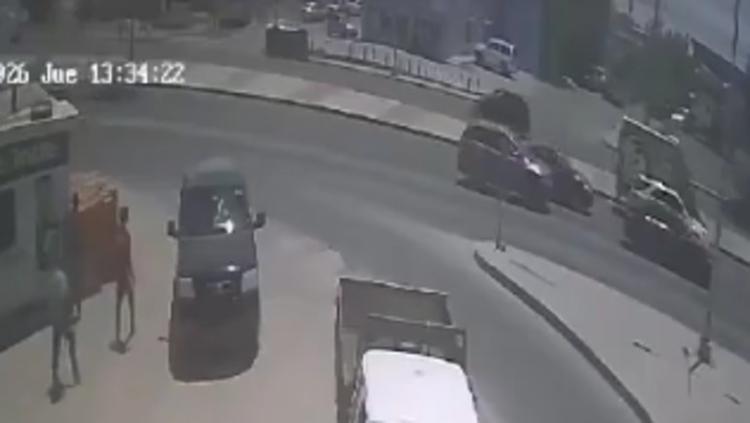 VIDEO: Captan momento exacto de volcadura sobre la avenida Santiago Troncoso 1