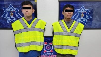 Molestaban a la gente; les hallaron arma y cr1st4l 99 Los sospechosos fueron ubicados tras un reporte del sistema de videovigilancia Juárez Vigilante por presuntos actos de molestia en la vía pública.