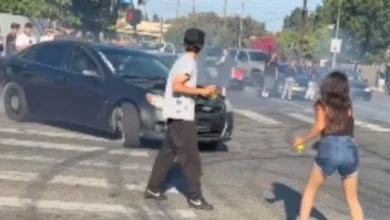 Auto que hacía “trompos” atr0pell4 a dos jóvenes durante toma callejera 51