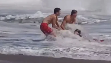 Dos socorristas lograron poner a salvo al menor en Seabright, Santa Cruz, durante una jornada con decenas de emergencias por condiciones peligrosas del mar.