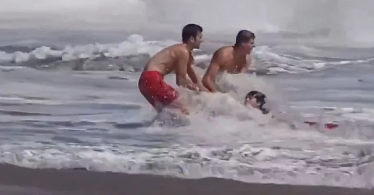 Dos socorristas lograron poner a salvo al menor en Seabright, Santa Cruz, durante una jornada con decenas de emergencias por condiciones peligrosas del mar.
