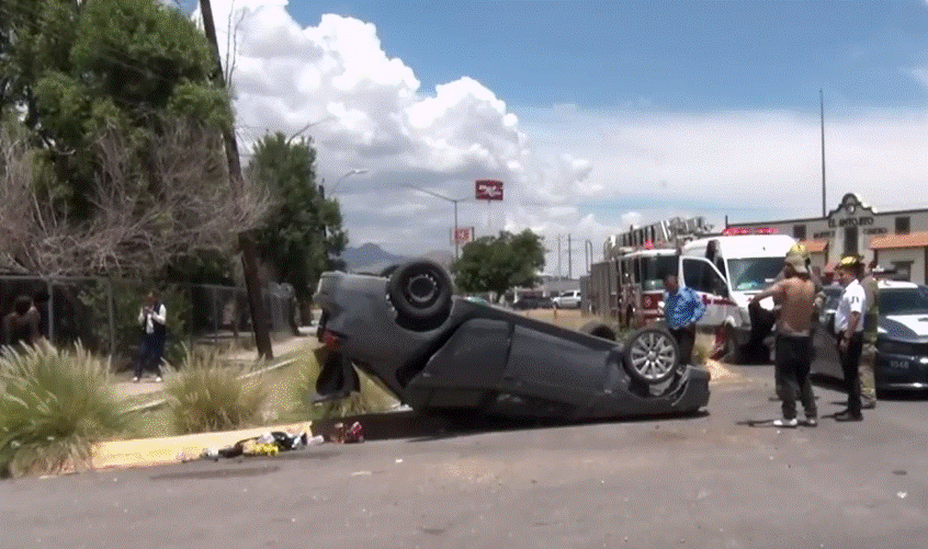 Un vehículo Mitsubishi volcó de manera aparatosa al intentar incorporarse a la Avenida de las Américas, movilizando a cuerpos de emergencia y dejando cuantiosos daños materiales en una de las zonas más transitadas de la ciudad.