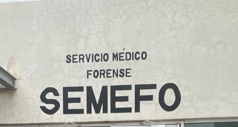 La víctima, identificada con las iniciales J. G. y de 23 años, laboraba como encargado de la caseta de seguridad; la Fiscalía investiga la causa de muerte.
