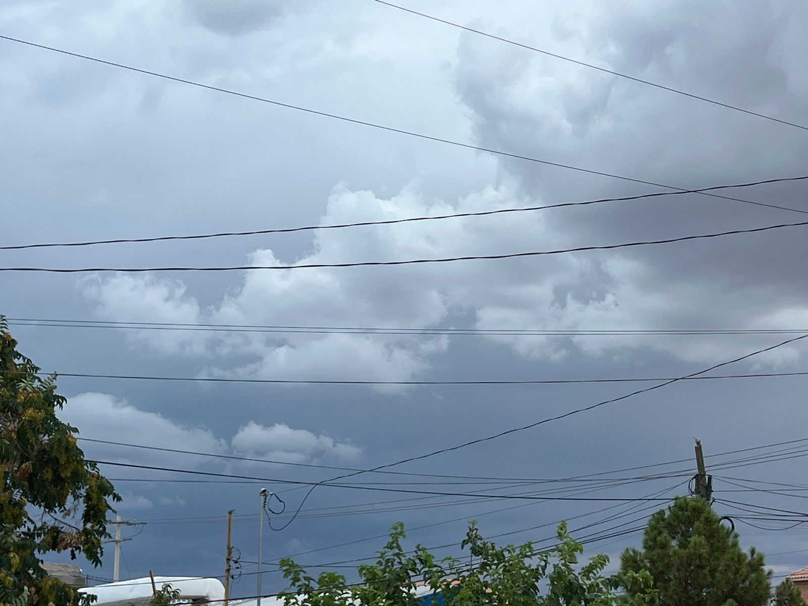 Autoridades advierten sobre la posibilidad de fuertes lluvias, ráfagas de viento y caída de granizo durante la noche de este sábado.