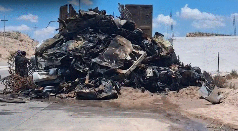 El fuego consumió la caja de un tráiler que transportaba vehículos para reciclaje. Bomberos controlaron la emergencia y fue necesario cerrar parcialmente la circulación mientras realizaban las maniobras.