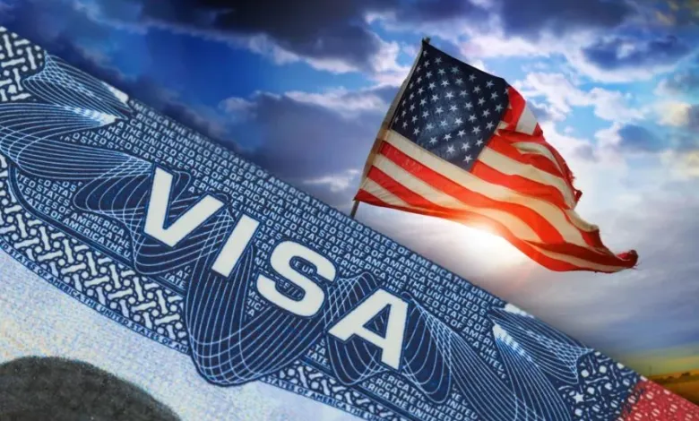 Una publicación anónima en Facebook aseguró que una pareja perdió sus visas de turista tras tener a su hijo en Estados Unidos, pero usuarios cuestionaron la falta de pruebas.