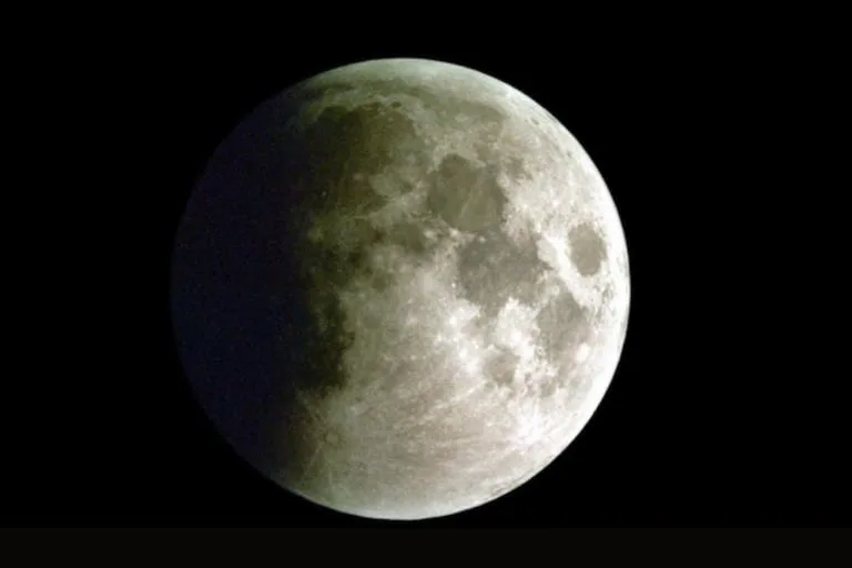 Empieza eclipse lunar; se despeja el cielo tras tormenta en Juárez