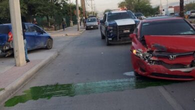 Cambio de carril provoca choque múltiple en la avenida Santos Dumont 2 Vehículos involucrados en un choque múltiple sobre la avenida Santos Dumont en Ciudad Juárez