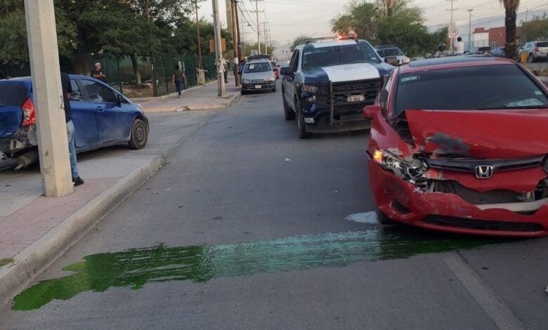 Cambio de carril provoca choque múltiple en la avenida Santos Dumont 1 Vehículos involucrados en un choque múltiple sobre la avenida Santos Dumont en Ciudad Juárez