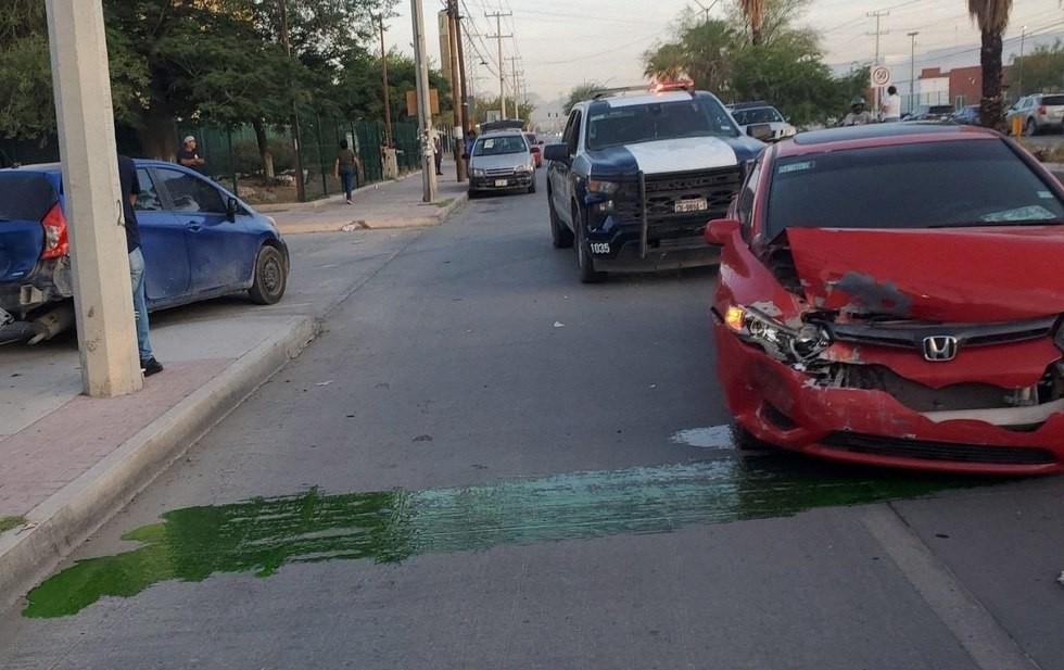 Vehículos involucrados en un choque múltiple sobre la avenida Santos Dumont en Ciudad Juárez