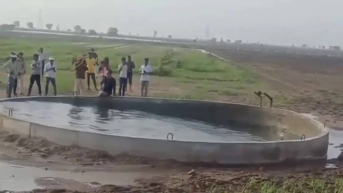 Pozo de agua de Morbi, India, cuya superficie presentó movimientos rítmicos