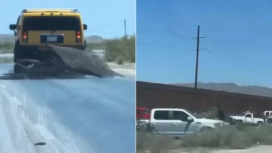 Juarenses se llevan pedazos del muro fronterizo 3 Personas recogen pedazos del muro fronterizo en Ciudad Juárez
