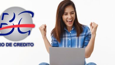 Estas son todas las deudas que se borrarán del Buró de Crédito en septiembre de 2026 2 Persona revisa su historial crediticio en una computadora portátil frente al logotipo del Buró de Crédito