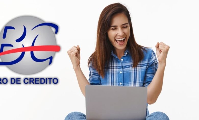 Estas son todas las deudas que se borrarán del Buró de Crédito en septiembre de 2026 1 Persona revisa su historial crediticio en una computadora portátil frente al logotipo del Buró de Crédito