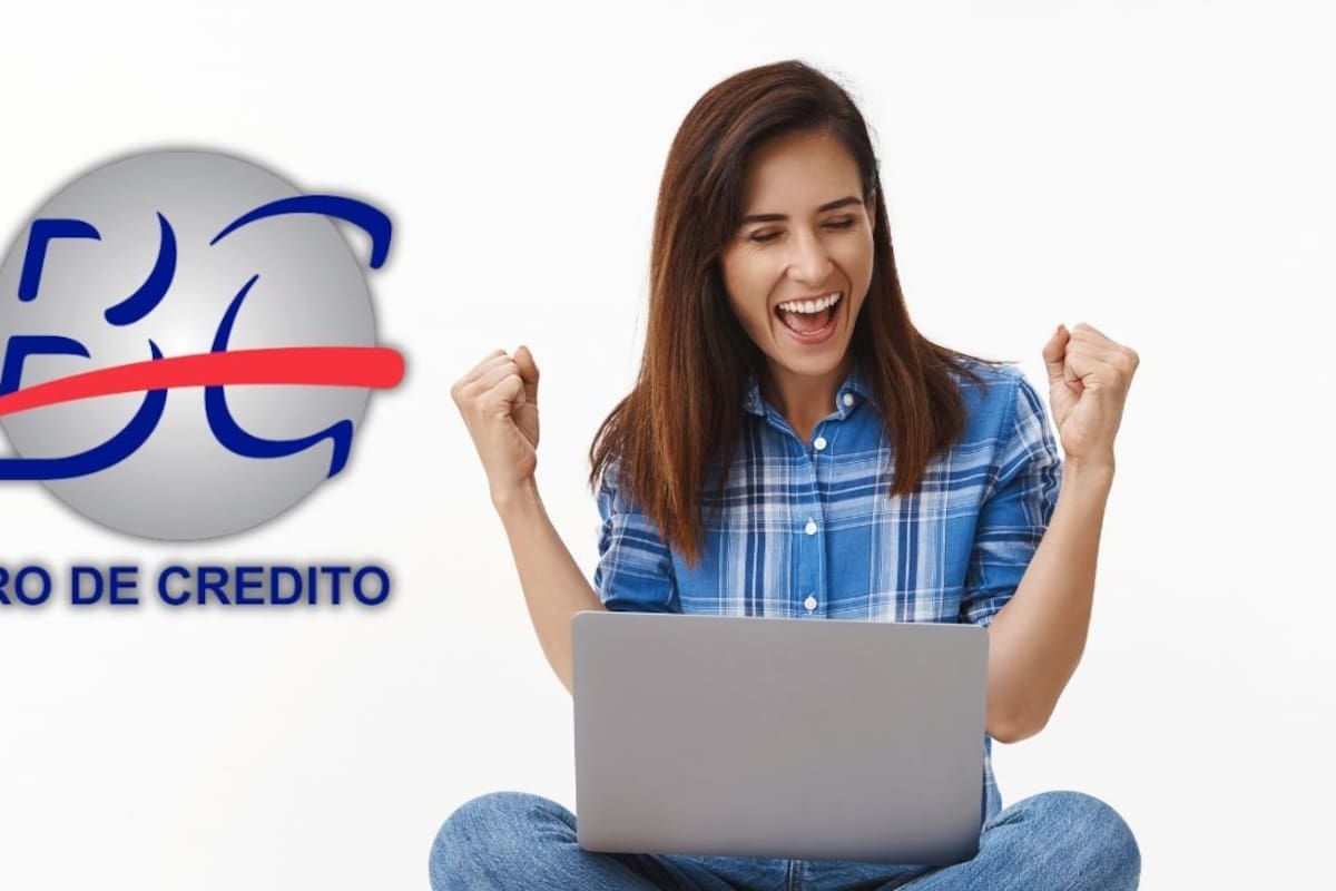 Persona revisa su historial crediticio en una computadora portátil frente al logotipo del Buró de Crédito