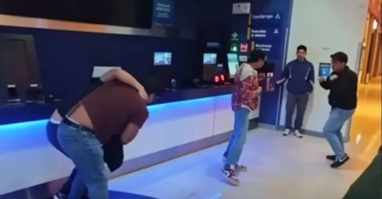 De la pantalla a los golpes: jóvenes protagonizan p3l3a tras función de Spider-Man 1