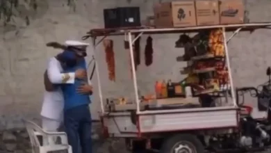 Visita joven de la Marina a su padre antes de su esperada graduación 2 Padre vendedor ambulante ajusta el uniforme de Julián antes de su graduación de la Marina