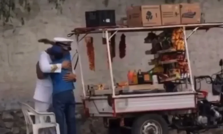 Visita joven de la Marina a su padre antes de su esperada graduación 1 Padre vendedor ambulante ajusta el uniforme de Julián antes de su graduación de la Marina