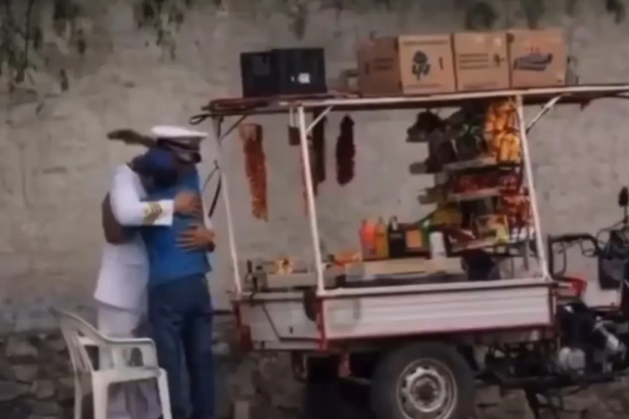 Padre vendedor ambulante ajusta el uniforme de Julián antes de su graduación de la Marina