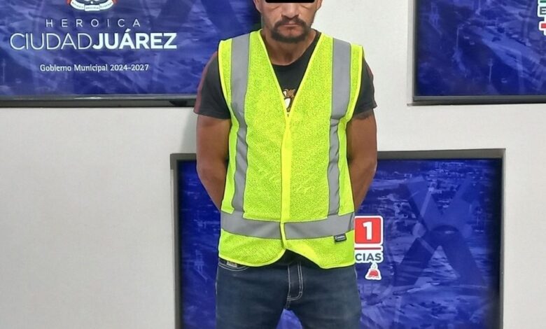 Detienen a presunto l4drón a mano arm4d4 en flagrancia en Juárez 1 Patrulla de la Policía Municipal de Ciudad Juárez durante un operativo de seguridad