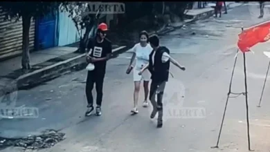 Apuñalan a adolescente de 14 años y le perforan un pulmón en calles 2 Captura de video relacionada con el ataque contra un adolescente en Iztapalapa