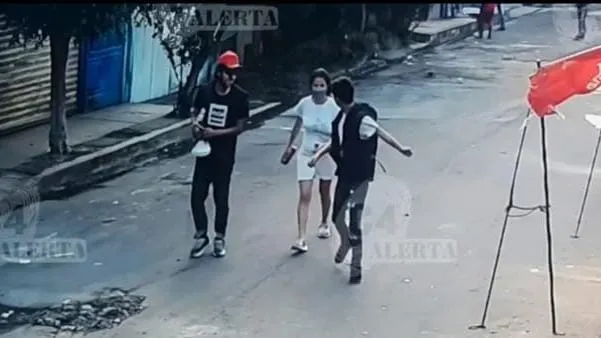 Apuñalan a adolescente de 14 años y le perforan un pulmón en calles 1 Captura de video relacionada con el ataque contra un adolescente en Iztapalapa