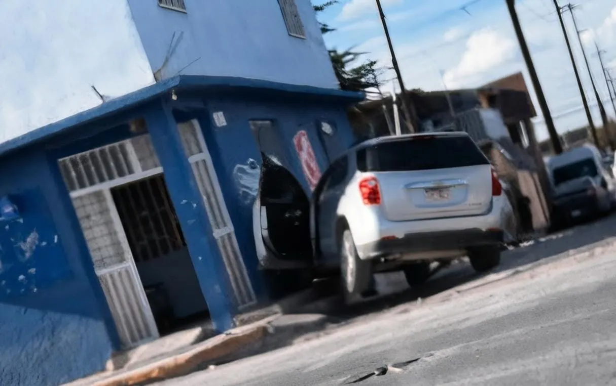 Camioneta que chocó contra una casa de la colonia Primero de Mayo en Ciudad Juárez