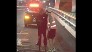 Influencer repara baches en el puente Atirantado de Pachuca con una patrulla como abanderamiento