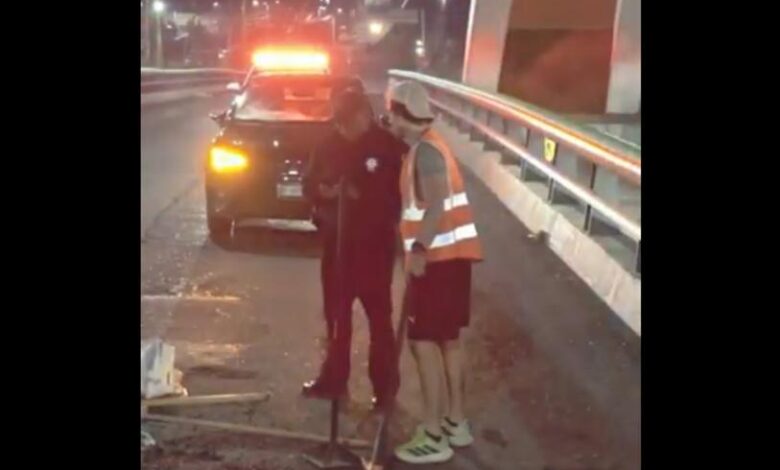 Influencer se pone a reparar baches y llega la policía; ¡no creerás lo que pasó! 1 Influencer repara baches en el puente Atirantado de Pachuca con una patrulla como abanderamiento
