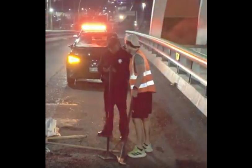 Influencer repara baches en el puente Atirantado de Pachuca con una patrulla como abanderamiento