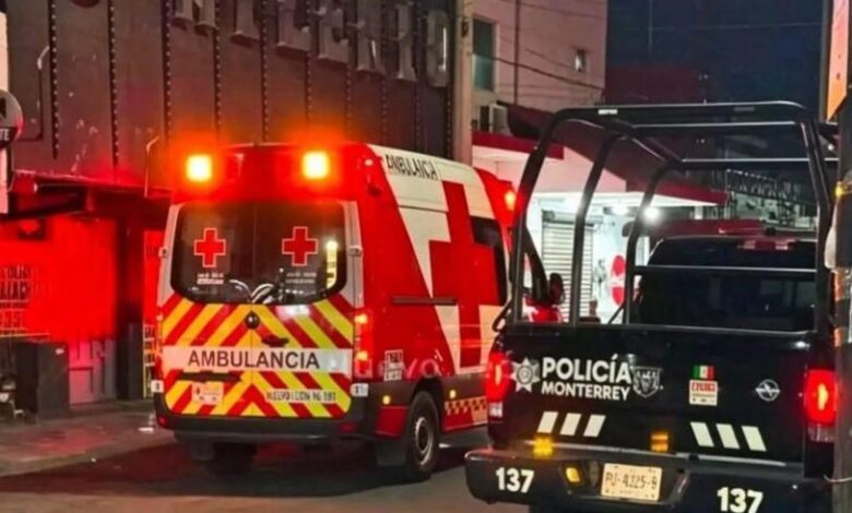 Mesera apuñala a su compañera por quitarle un cliente en Monterrey 1 Autoridades atienden una agresión entre meseras en un bar del Centro de Monterrey