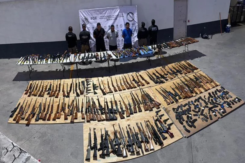 Arsenal de 210 armas asegurado durante un operativo en Sabinas Hidalgo, Nuevo León