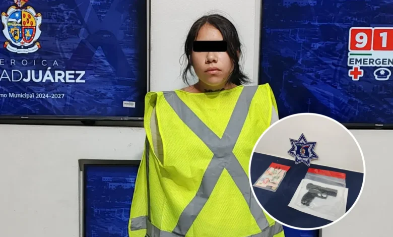 Cae mujer y menor por presunto asalto a conductor con pistola de postas en Juárez 1 Vehículo relacionado con la detención de una mujer y un menor por presunto asalto a un conductor en Ciudad Juárez