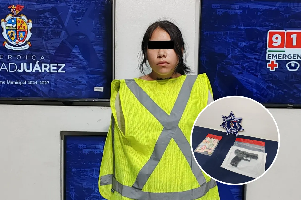 Vehículo relacionado con la detención de una mujer y un menor por presunto asalto a un conductor en Ciudad Juárez