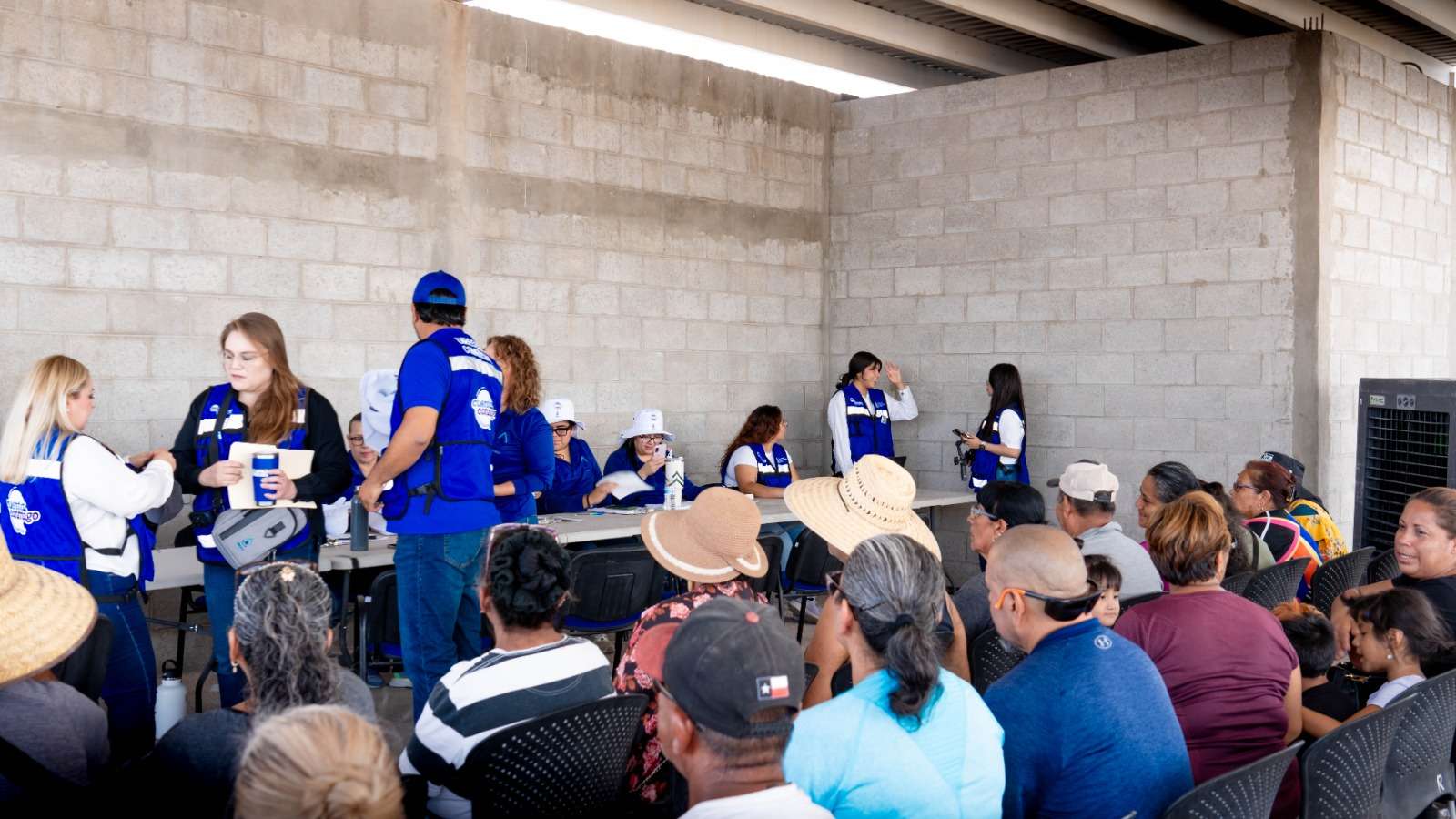 JMAS entrega 300 tinacos más a familias de Los Kilómetros 2