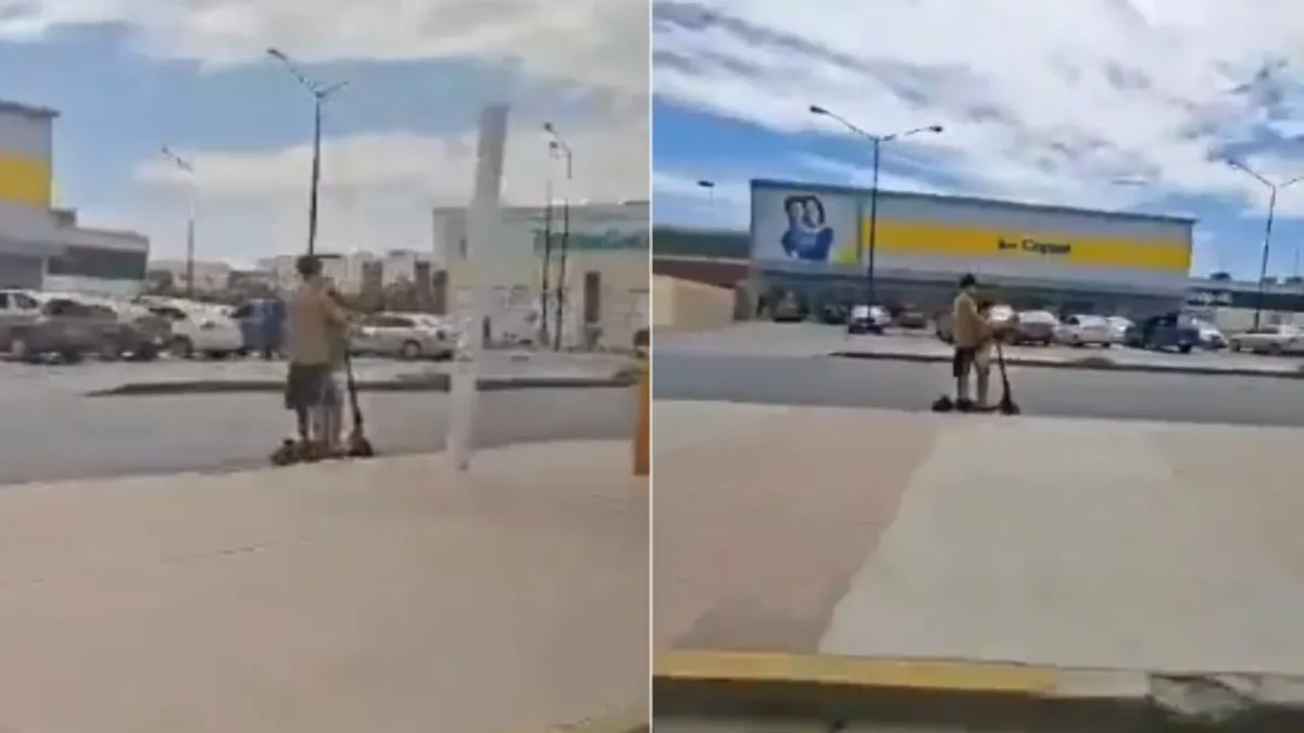 Dos menores circulan en scooter eléctrico por una avenida de Ciudad Juárez