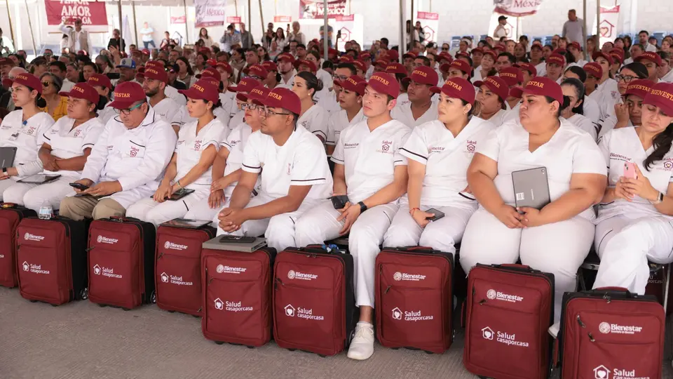 Enfermera revisa medicamentos durante una consulta domiciliaria de Salud Casa por Casa