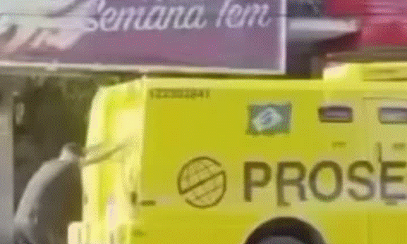 VIDEO: Joven intenta “atraer” dinero de un camión de valores y se vuelve viral 2 Vio pasar un camión de valores... e intentó "atraer" el dinero con un extraño ritual.