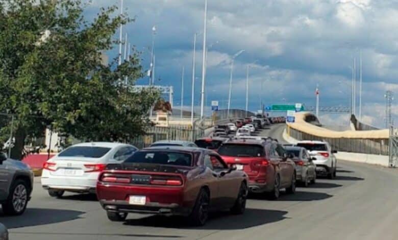 Largas filas en los puentes internacionales para ir a El Paso este sábado 1