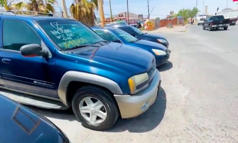 Evalúan lugares para reubicar a vendedores de autos usados de ‘La Curva’ 1