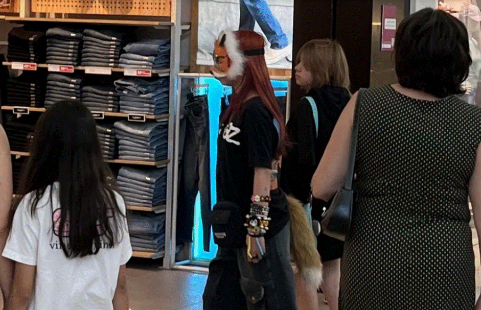 Joven therian causa furor y sensación en Mall de Chihuahua 3 La presencia de una joven con accesorios relacionados con la comunidad therian llamó la atención de visitantes y generó reacciones en redes sociales.