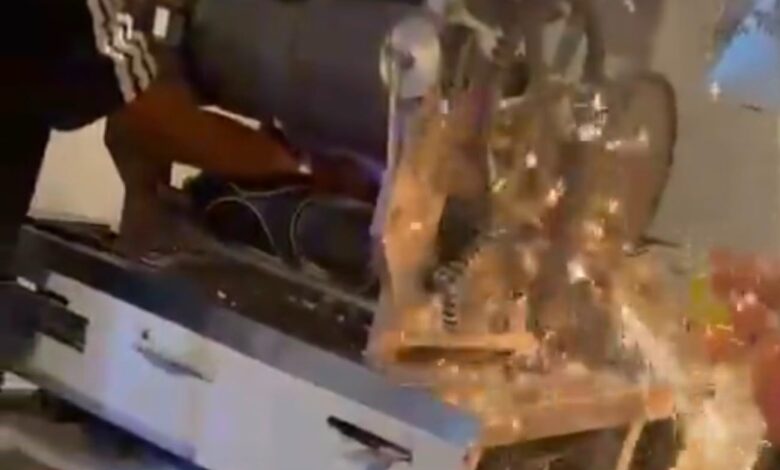 Encienden máquina de tortillas y prensa mano de trabajador 1