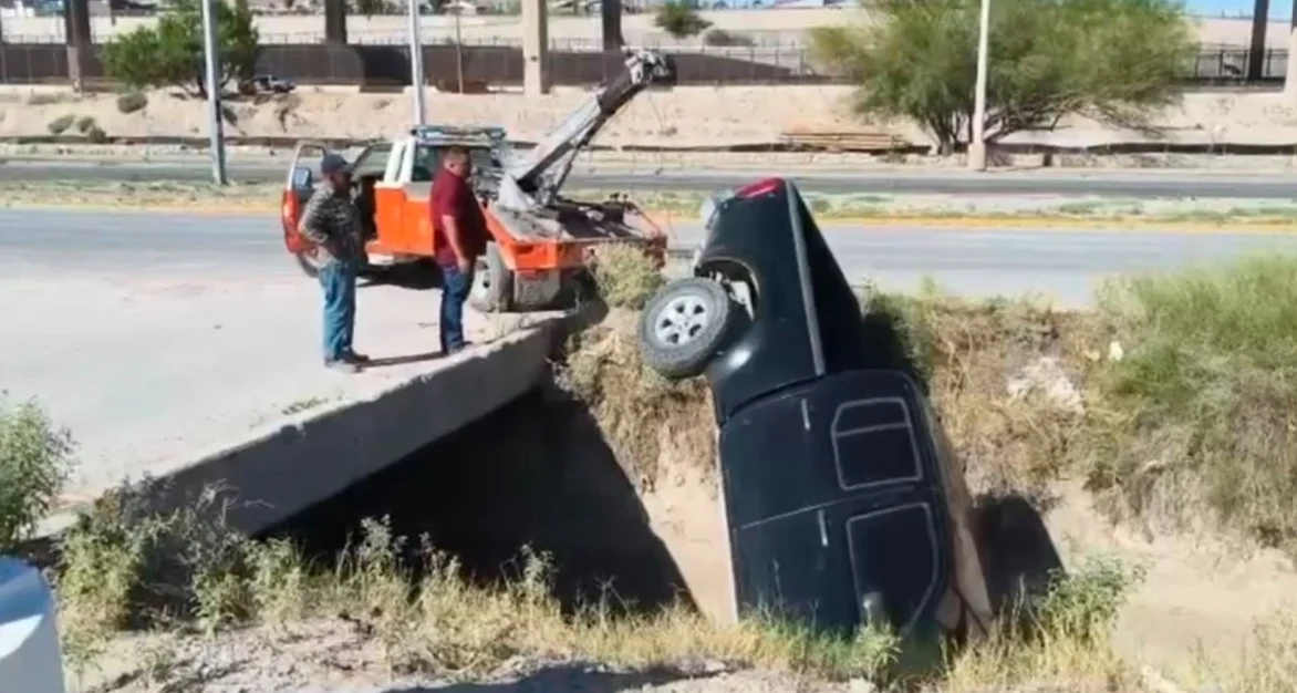 Madre e hija caen con camioneta a la Acequia Madre