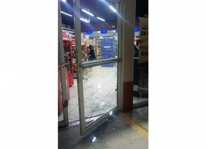 Dos hombres molestos porque no les vendieron alcohol, apedrean puerta de Circle K