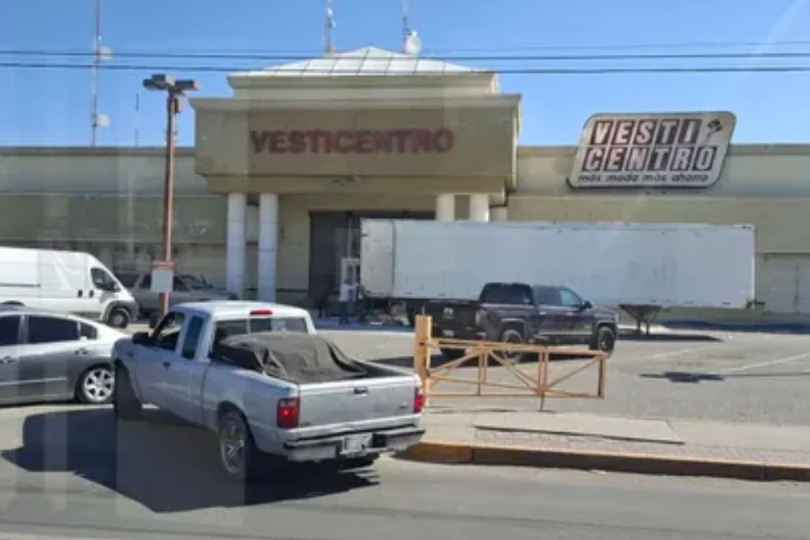 ¿Cerrará Vesticentro? Juarenses captan desmantelamiento en sucursal Henequén